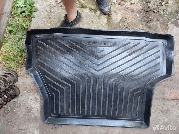 Коврик и пол багажника Hyundai Accent