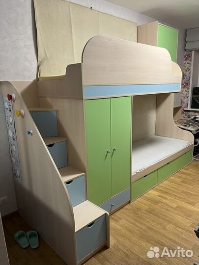 Кровать двухъярусная и шкаф в детскую б/у