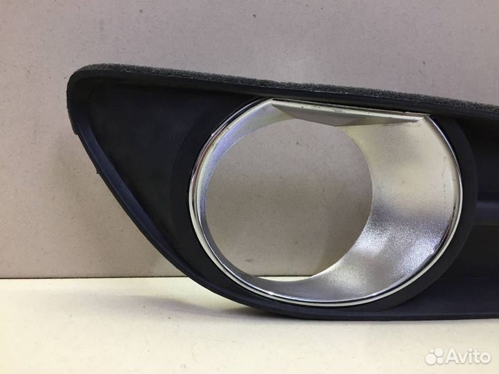 Рамка противотуманной фары правой Toyota Camry V40