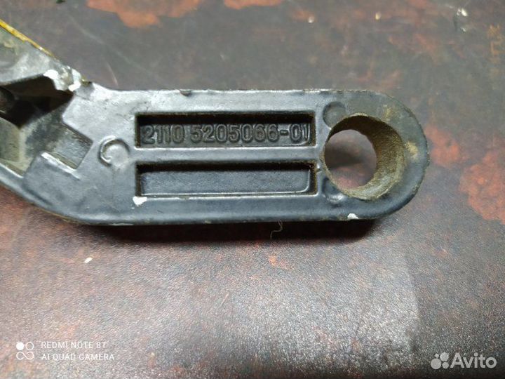 Поводок стеклоочистителя правый LADA 2110