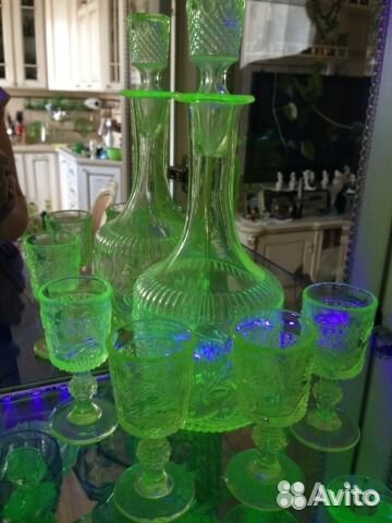 Штоф и рюмки урановое и зеленое стекло