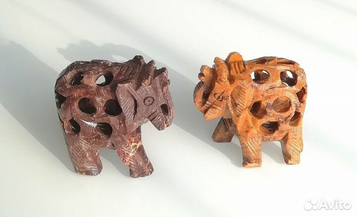 Резные слоники из камня