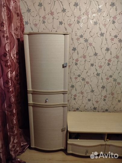 Стенки две в спальню и гостиную