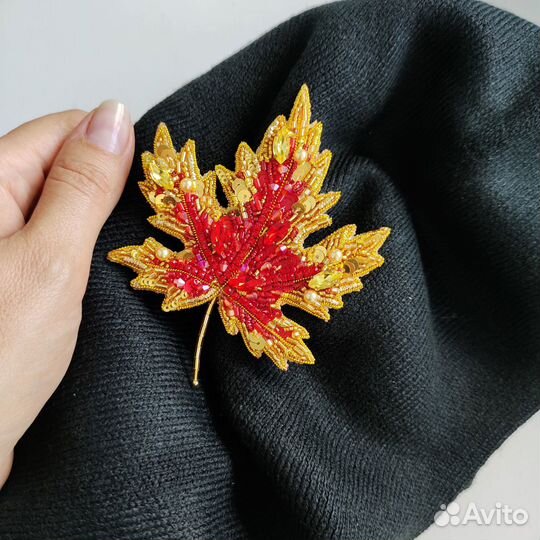 Брошь кленовый лист ручной работы