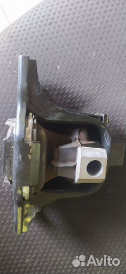 Опора двигателя правая Ниссан джук