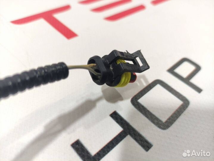 Фишка (разъем) электропроводка подкапотная Tesla