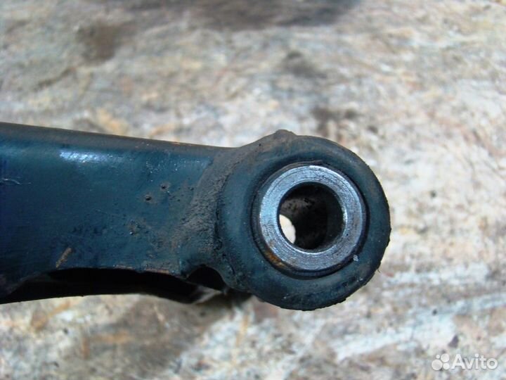 Peugeot 4007 Рычаг передний правый