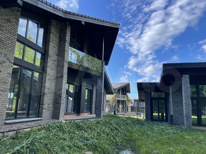 Дом 416 м² на участке 11,8 сот.