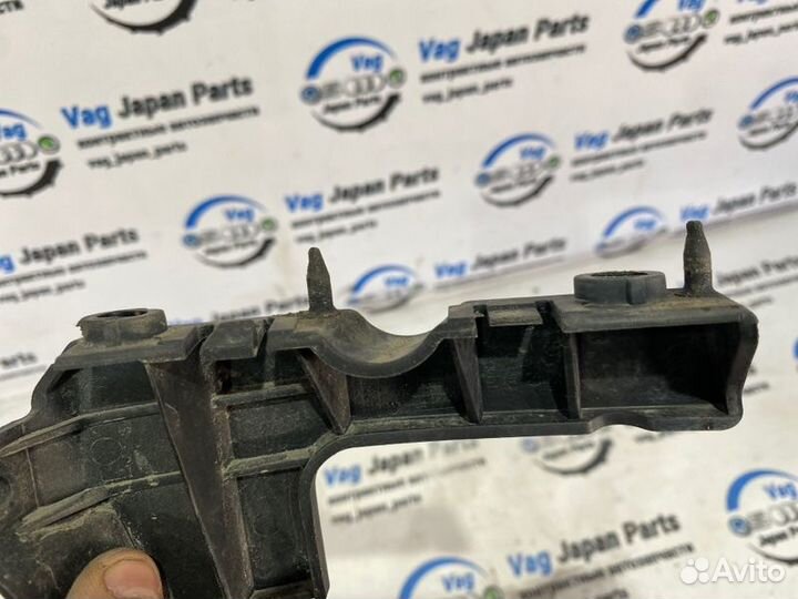 Крепление бампера переднее правое Audi A4 B7 BWE