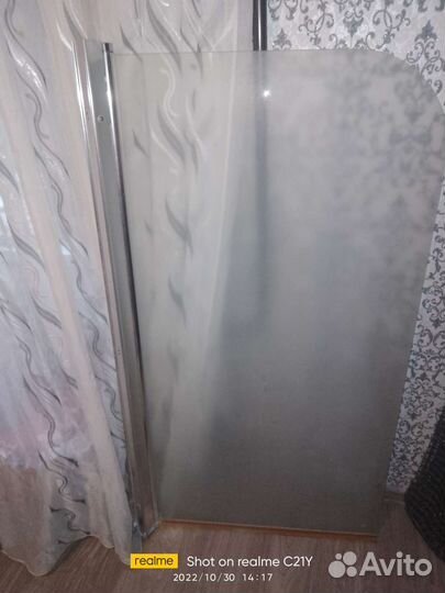 Стеклянная поворотная штора в ванну