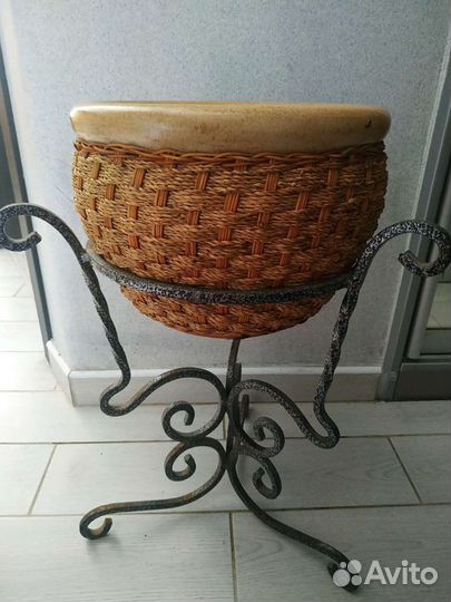 Керамический вазон плетёный, кованый держатель