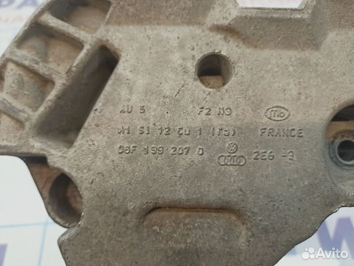 Кронштейн опоры двигателя Volkswagen Passat B6 06F