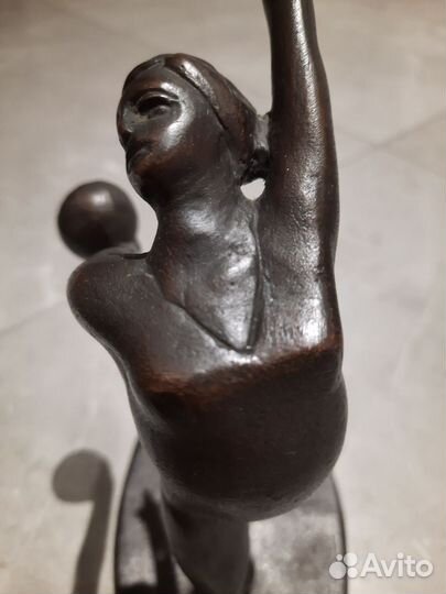 Статуэтка гимнастка