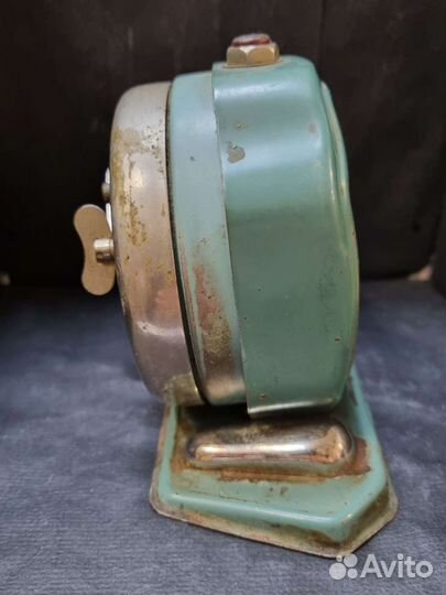 Старинный будильник. Ереванский часовой завод. В р