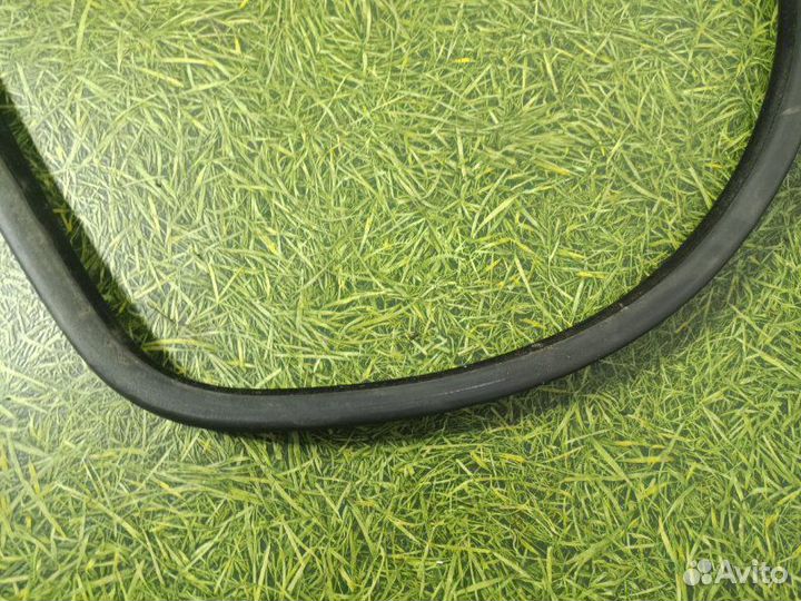 Уплотнительная резинка боковой двери передняя