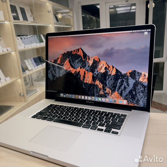 Отличный MacBook Pro 17 2010