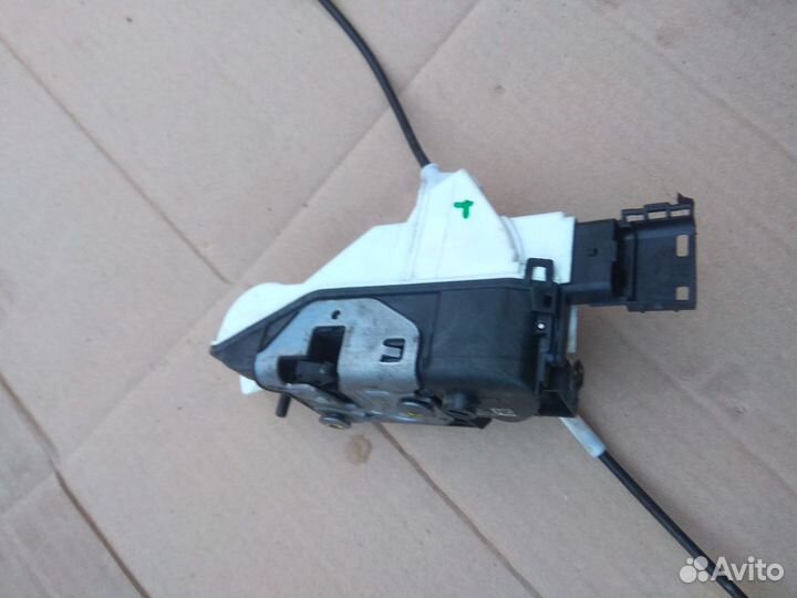 Замок двери передней левой Пежо 408