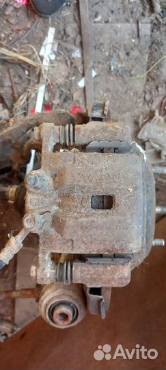 Задний левый тормозной суппорт Kia Sorento XM