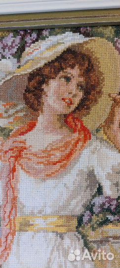 Девушка с корзиной