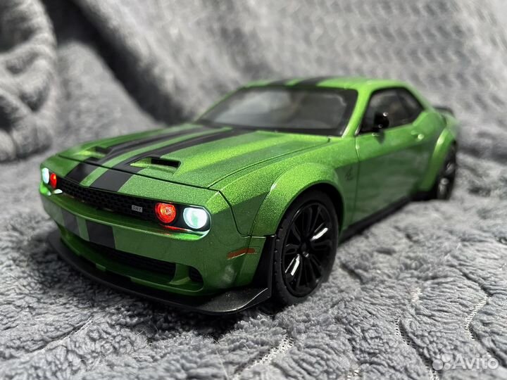 Машинка Dodge Challenger SRT 1:24