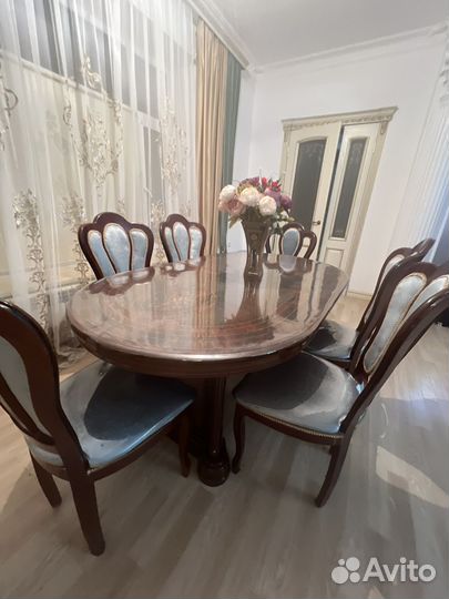 Занавески шторы и стол стулья тоже