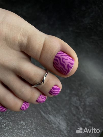 Модель на педикюр с пленками