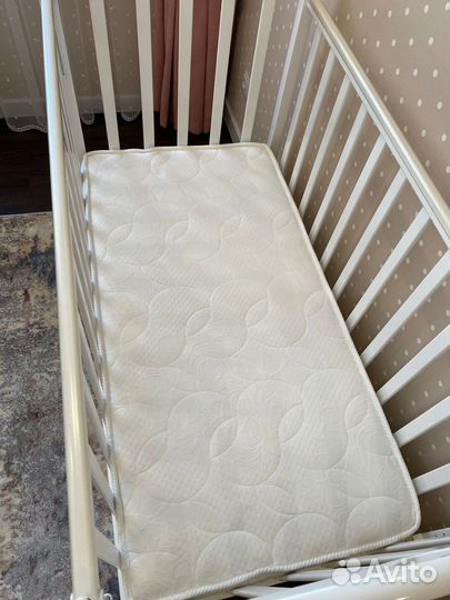 Детская кроватка с маятником