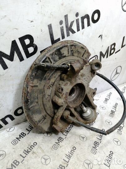 Кулак задний левый Mercdes Ml 164