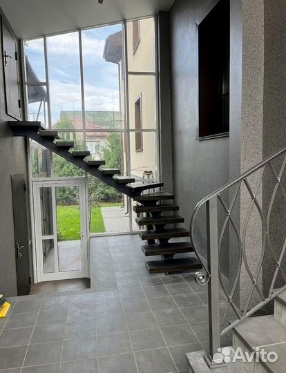 Лестница с площадкой на второй этаж