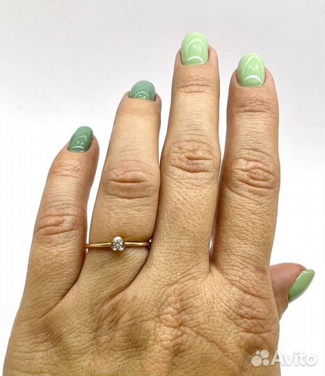 Золотое кольцо с бриллиантом помолвочное кольцо