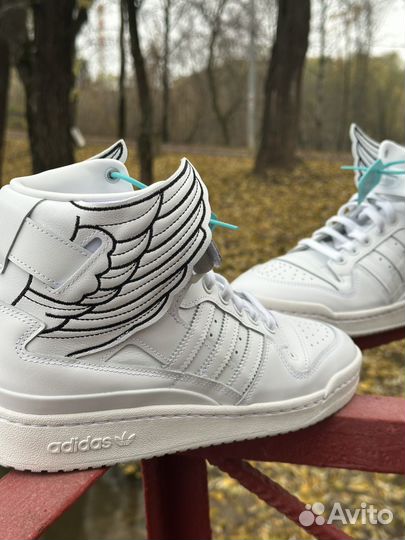 Jeremy Scott x Adidas Wings 4.0 White на руках