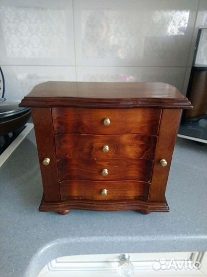 Деревянная шкатулка