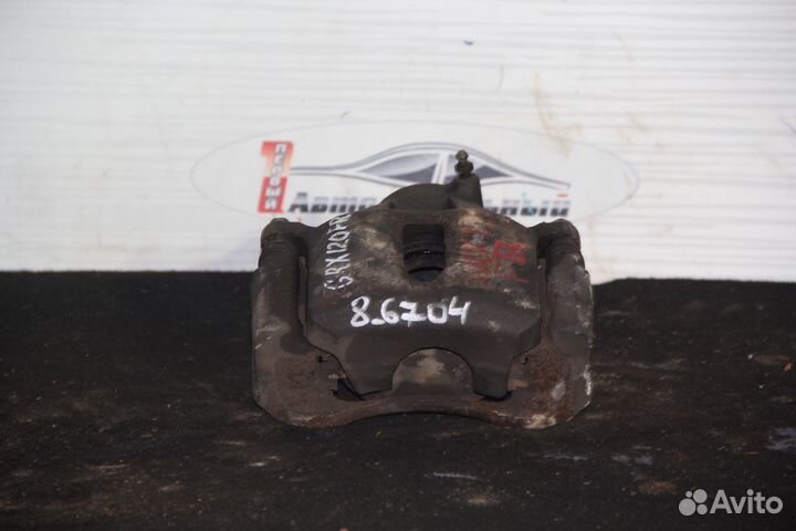 Суппорт перед право c Toyota Crown Majesta UZS186