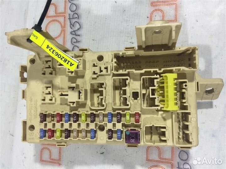 Блок предохранителей салона Toyota Avensis (AZT25