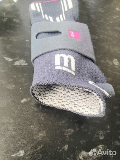 Бандаж на правую руку. Medi