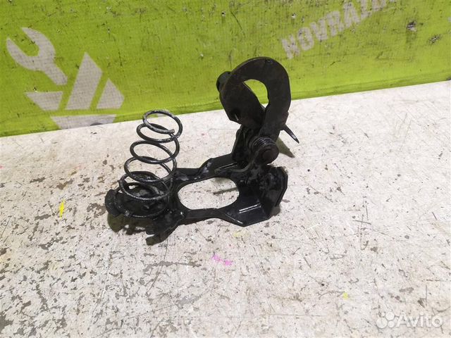 Крючок капота Мерседес Бенз 210 Е-класс