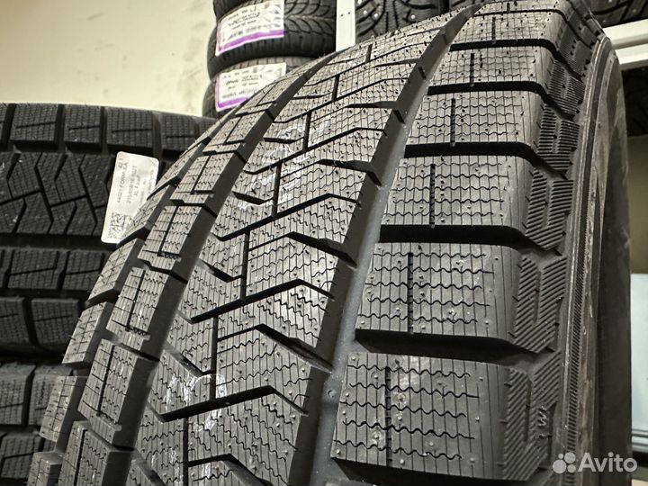 Pirelli Formula Ice FR 215/65 R16 102T