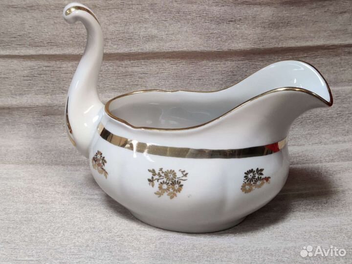 Большой и красивый соусник. Дулево