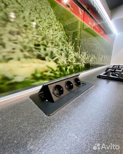 Угловая кухня под потолок на заказ