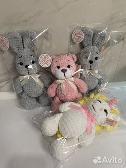 Зайчик серенький вязаный