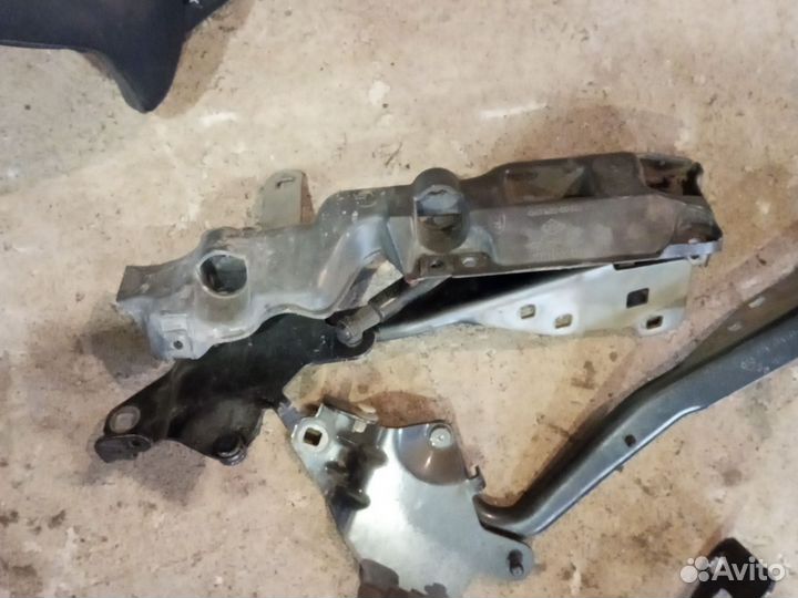 Renault Scenic петля кронштейн жабо