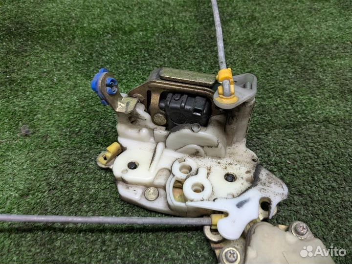 Замок двери передней левой Nissan Terrano 2 (R20)