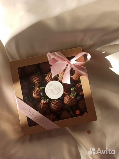 Лента, наклейки с логотипом