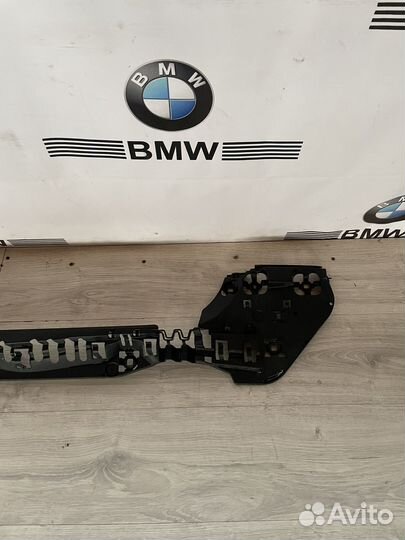 Кронштейн/направляющая заднего бампера BMW G30/F90