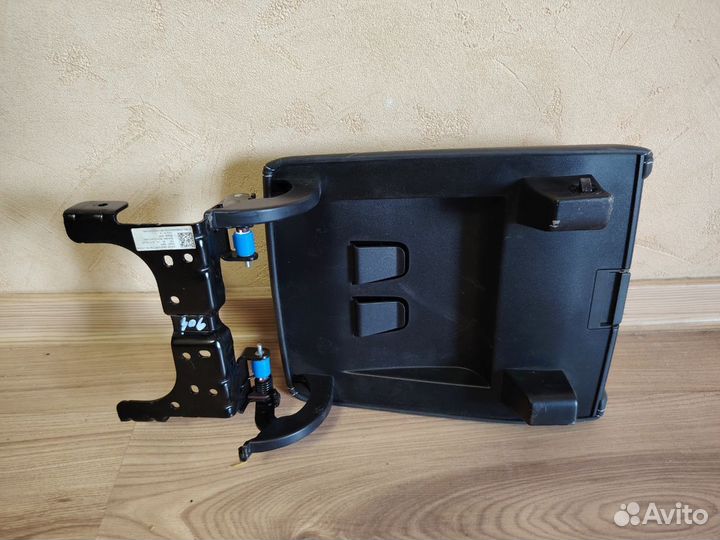 Подлокотник Дискавери Спорт L550