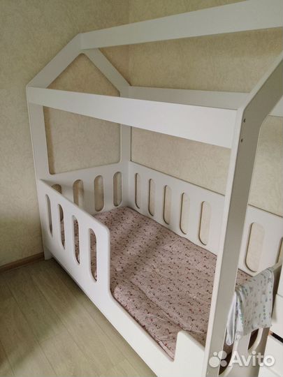 Детская кроватка домик