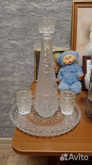 Хрустальный графин- штоф с рюмками и подставкой