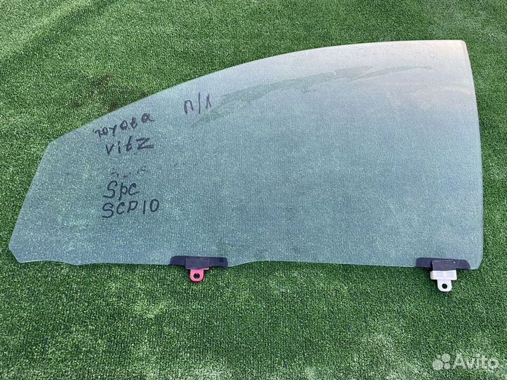 Стекло двери переднее левое Toyota Vitz SCP 10