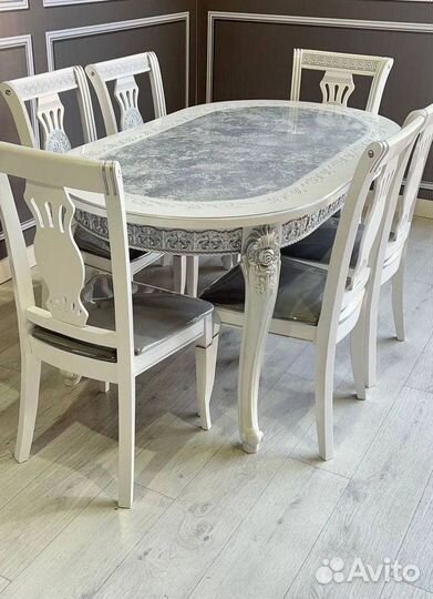 Кухонный стол и стулья