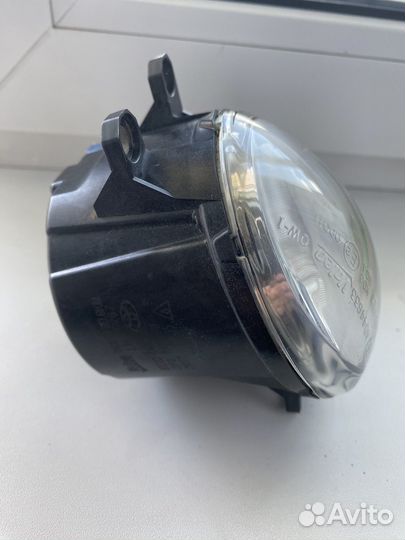 Противотуманная фара левая Toyota 81220-0W040